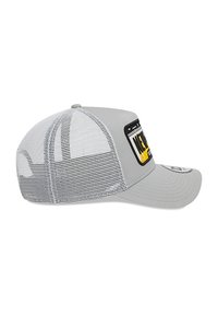 Casquette grise avec une visière incurvée, un dos en maille et un patch frontal affichant un design jaune et noir. Équipée d'une fermeture snapback pour un ajustement réglable.