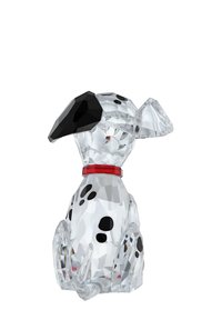Priehľadná kryštálová figúrka psa s čiernymi škvrnami a červeným golierom, s facetovanými povrchmi a lesklou textúrou. Uši sú špicaté s ostrým tvarom.