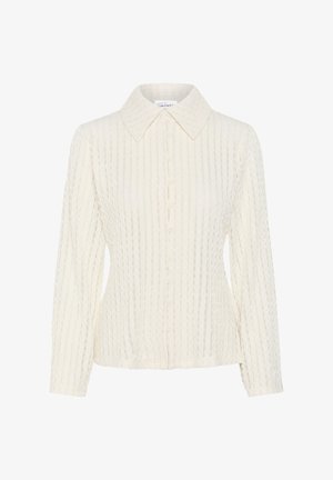 Chemise boutonnée en tricot couleur crème avec un motif texturé et côtelé, manches longues et un col classique.