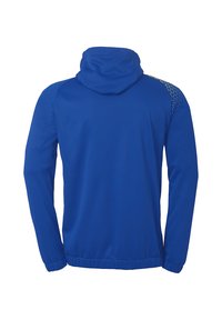 Blå atletisk jakke med hætte, der har en glat tekstur, elastisk kant og mønstrede detaljer på skuldrene. Bagfra.