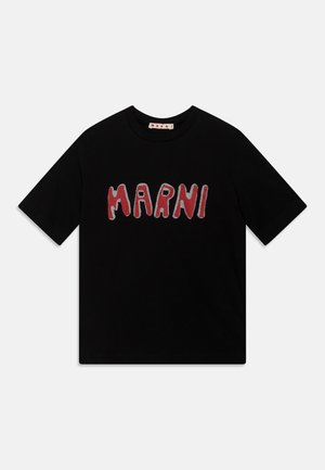 T-shirt en coton noir à manches courtes avec le mot « MARNI » inscrit en lettres irrégulières rouges et blanches sur le devant.