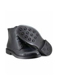 Stivali alla caviglia in pelle nera con punta rotonda, design con lacci e suola in gomma texturizzata con motivi circolari. Finitura liscia, suola robusta.