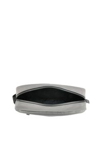 Borsa grigia a guscio morbido con apertura a zip. Forma rettangolare, texture liscia e un interno scuro con un motivo a logo.