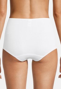 Hochgeschnittene weiße Unterwäsche aus weichem Stoff, mit einem glatten Bund und nahtlosem Design für Komfort und minimale Sichtbarkeit.