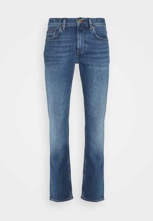 Καθαρά μπλε τζιν παντελόνια σε ίσια γραμμή, με μπροστινές και πισινές τσέπες, κλείσιμο με κουμπί και ξεθωριασμένες λεπτομέρειες στους μηρούς και στα κάτω πόδια.