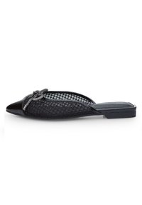 Juodas tinklinis slip-on batelis su smailiu pirštu, blizgiomis patentinėmis detalėmis ir dekoratyviu mazgu priekyje. Lygus kulno dizainas.