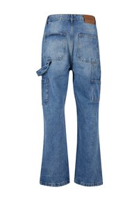 Pantalones cargo de mezclilla azul con cintura alta, piernas anchas, múltiples bolsillos y una etiqueta de cuero en la cinturilla trasera.