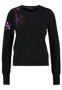 Schwarzer Strickpullover mit langen Ärmeln, der mit mit Pailletten verzierten roten und blauen Sternapplikationen auf der linken Schulter ausgestattet ist. Rundhalsausschnitt.