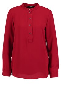 Chemise rouge à manches longues avec col officier, patte de boutonnage à moitié et ourlet droit. Tissu lisse avec une légère brillance et sans motifs visibles.