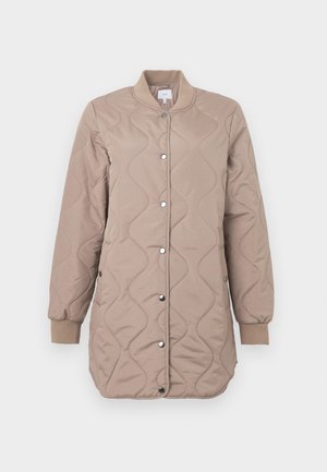 Veste matelassée beige avec un col rond, fermeture à boutons-pression, poignets côtelés et finition satinée lisse. Présente un motif en vagues sur l'ensemble.
