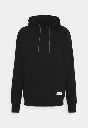 Czarna bluza z kapturem typu pullover z przednią kieszenią, regulowanym sznurkiem przy kapturze, długimi rękawami oraz małą białą naszywką z logo Clepto w pobliżu brzegu.