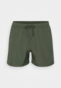 Zöld úszóshort, könnyű, sima anyagból készült. Rugalmas derékpántja van, amely állítható húzózsinórral ellátott.
