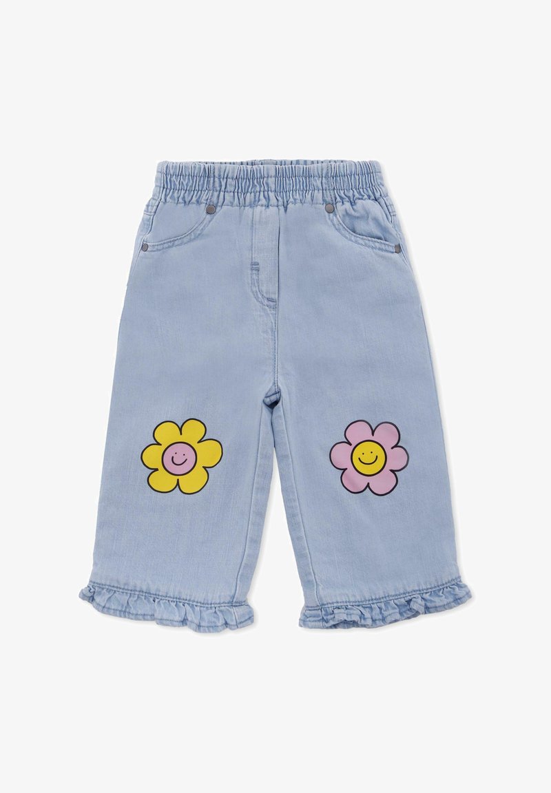 Pantalon en denim bleu clair avec une taille élastique, comportant des patches de fleurs jaunes et roses ainsi que des volants au niveau de l'ourlet.