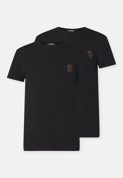 Du iš juodo medvilnės marškiniai su apvaliu iškirpimu. Kairėje krūtinės pusėje yra mažas auksinis liūto logotipas. Trumpomis rankovėmis, įprasto kirpimo.