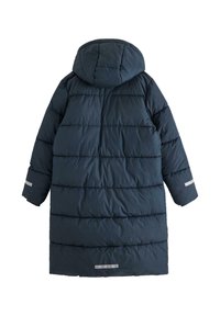 Giacca imbottita blu navy con cappuccio, caratterizzata da un design trapuntato, pannelli laterali e dettagli riflettenti su maniche e orlo per una migliore visibilità.