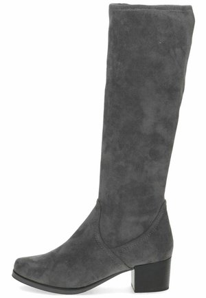 Bota de ante gris hasta la rodilla con tacón cuadrado, textura suave, punta afinada y detalles de costura curva en el eje superior.