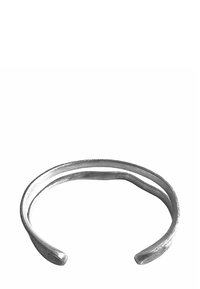 Bracciale a polso in metallo argento con un design elegante e minimalista che presenta due filamenti intrecciati e una finitura liscia e non lucidato.