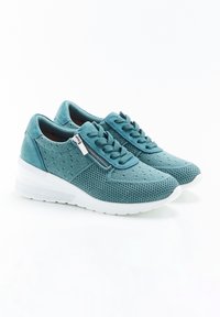 Scarpe da ginnastica color teal con tomaia in rete, design perforato, suola in gomma bianca e dettaglio con zip laterale. Presentano chiusura con lacci e linguetta imbottita.