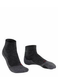 Calcetines tobilleros en negro y gris que presentan una banda ribeteada en el tobillo, áreas del talón y la punta reforzadas, y acentos de marca en rojo. Fabricados con un tejido transpirable.