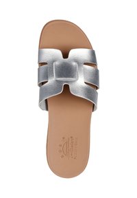 Sandal de deslizamiento de imitación de cuero plateado con un diseño de tira ancha, que presenta un corte rectangular y una plantilla acolchada color marrón para mayor comodidad.