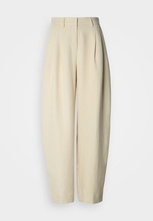 Béžové plisované nohavice s vysokým pásom, širokými nohavicami a hladkou textúrou. Navrhnuté s prednými vreckami a prispôsobeným strihom.