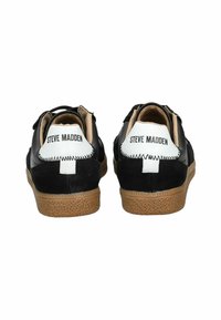 Sneaker nera con tomaia in pelle liscia, accenti in suede, suola in gomma naturale e marchio bianco sul retro. Design con doppio laccio.