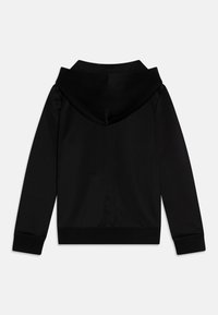 Felpa nera con cappuccio e una texture liscia, caratterizzata da un ampio colletto e polsini e orlo a coste. Il design è semplice e classico.