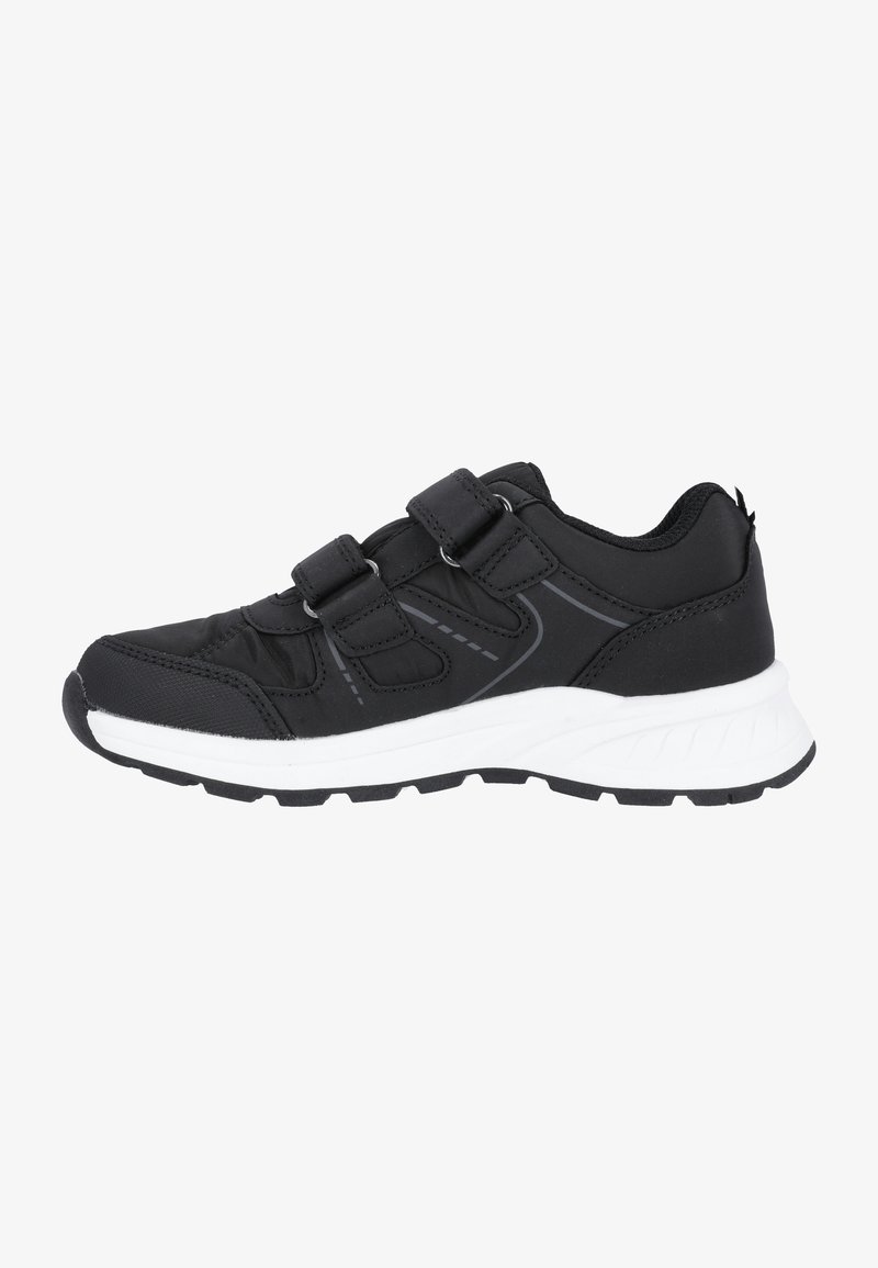 Scarpa sportiva nera con due cinturini regolabili in Velcro, tomaia in materiale sintetico texturizzato, intersuola bianca e suola in gomma nera con motivo di grip.