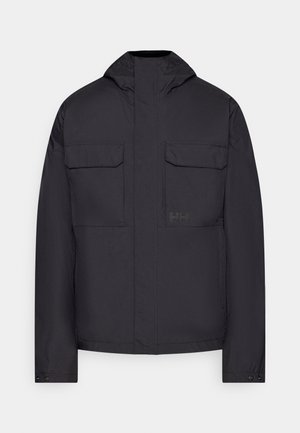 Schwarze Kapuzenjacke aus glattem Material mit zwei Brusttaschen, knöpfbaren Manschetten und einem dezenten Logo auf der linken Seite.