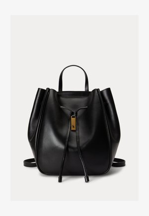 Zaino nero in pelle con coulisse, manico singolo superiore, sottili spallacci e una targhetta logo rettangolare dorata sul davanti.