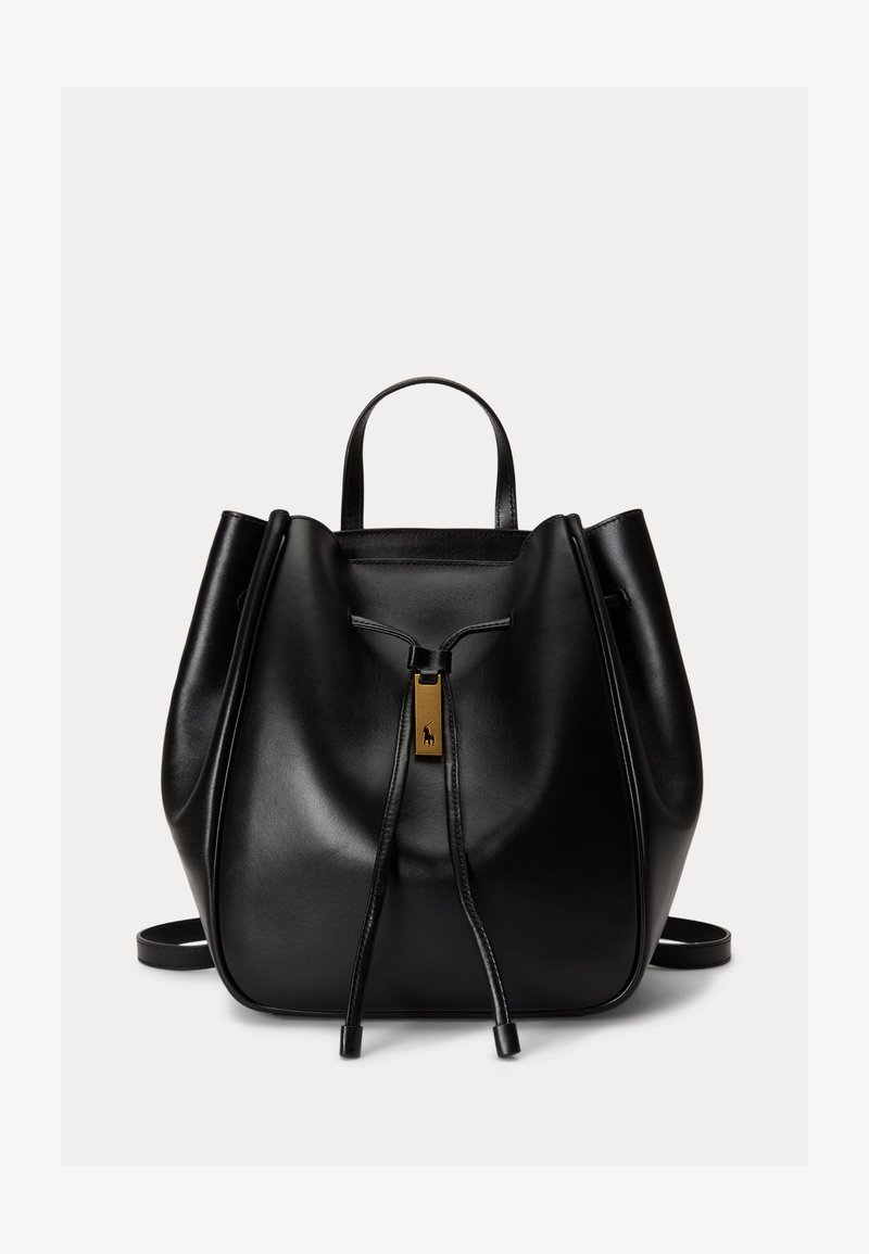 Čierny kožený batoh so sťahovacou šnúrou, jednou hornou rúčkou, tenkými ramennými popruhmi a zlatou obdĺžnikovou značkou so logom vpredu.