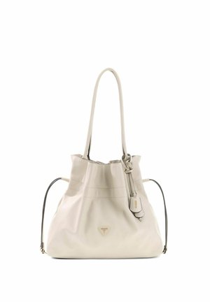 Sac cabas en cuir crème avec de longues poignées, un petit logo triangulaire à l'avant et une étiquette suspendue attachée à une poignée.