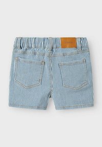 Modre in bele denim kratke hlače z usnjeno nalepko, elastičnim pasom in dvema zadnjima žepoma. Ojačane šivane podrobnosti povečujejo strukturo.