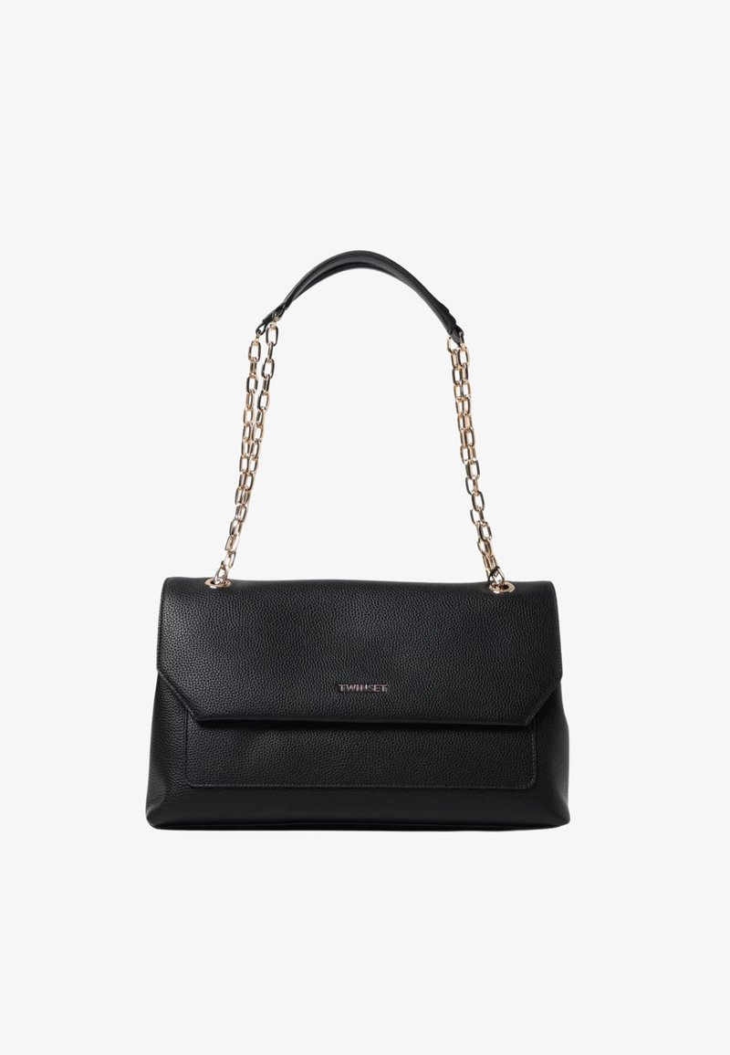 Borsa a tracolla in pelle nera con forma strutturata. Presenta una chiusura a pattina, una tracolla a catena e una superficie testurizzata. Logo del brand esposto.
