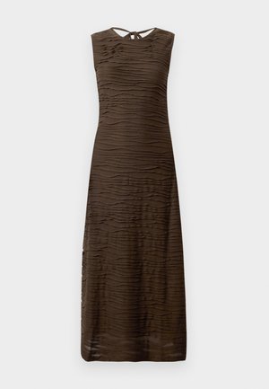 Robe maxi sans manches de couleur marron foncé avec des rayures horizontales texturées et ondulées, et une petite fermeture à clé à nouer au dos du col.