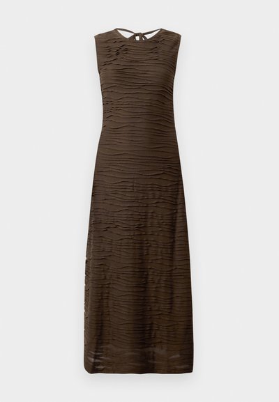 Rankų darbo tamsiai ruda maxi suknelė be rankovių, su tekstūruotais bangų formos horizontaliais raštais ir mažu rakto skylutės užsegimu gale kaklo srityje.