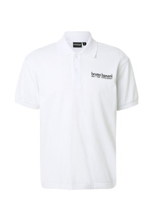 Polo blanc à manches courtes avec col, trois boutons et texte noir "bruno banani NOT FOR EVERYBODY" sur le côté gauche de la poitrine.