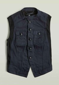 Gilet in denim di colore blu scuro con lati in tessuto nero, dotato di chiusura a pressione davanti, due tasche sul petto e colletto strutturato. Texture liscia.