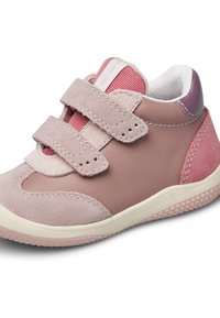 Zapato de cuero rosa y gamuza con dos correas de Velcro, suela de goma texturizada y soporte acolchado en el tobillo. Presenta un acento trasero liso.