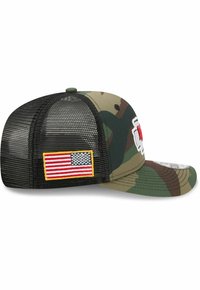 Camo-Trucker-Mütze mit schwarzem Netzrücken, gebogenem Schirm und einem Aufnäher der amerikanischen Flagge an der Seite.