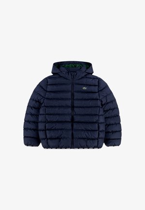 Doudoune bleu marine avec capuche, fermeture éclair devant, matelassage horizontal et petit logo vert sur la poitrine gauche.