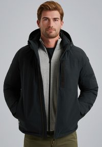 Schwarze isolierte Jacke mit durchgehendem Reißverschluss, Kapuze und verstellbaren Bündchen, über einer grauen Reißverschluss-Midlayer. Glatte Textur, modernes Design.