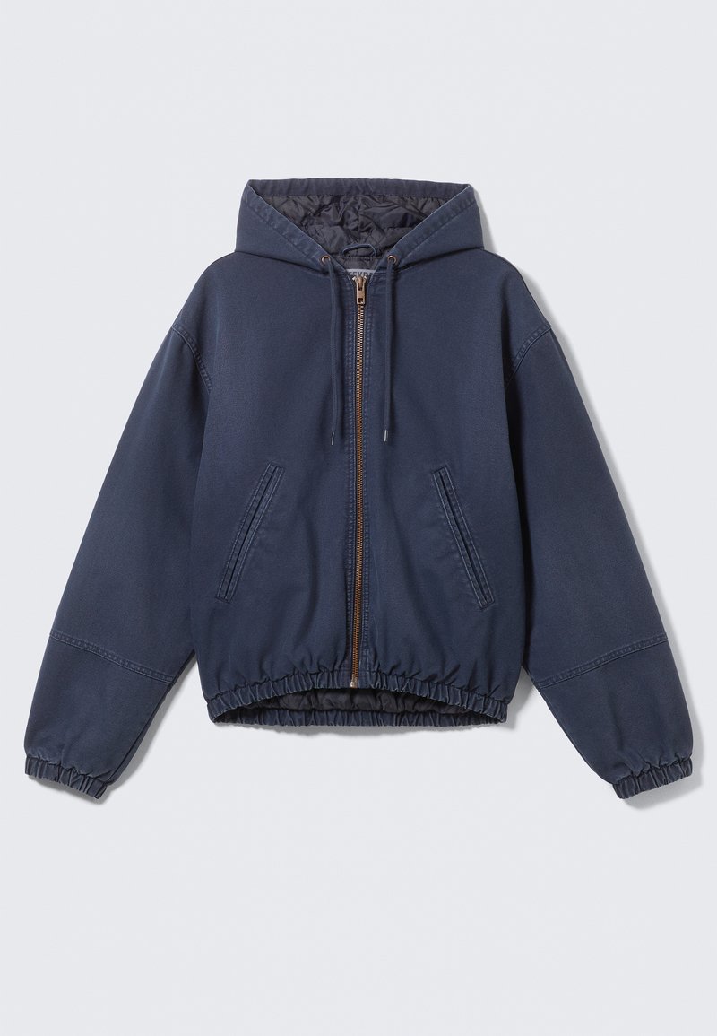 Giacca con cappuccio blu navy con zip frontale, elastico ai polsi e all'orlo, e due tasche laterali. Realizzata in un tessuto morbido e resistente.