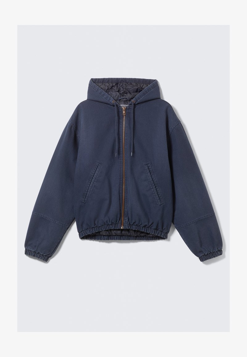 Giacca con cappuccio blu navy con zip frontale, elastico ai polsi e all'orlo, e due tasche laterali. Realizzata in un tessuto morbido e resistente.