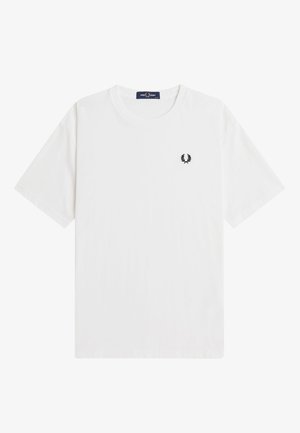 Hvid kortærmet t-shirt med rund hals og et lille sort laurbærkranslogo på venstre bryst samt en mærket halsetiket.