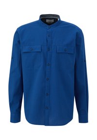Blauwe overhemd met opstaande kraag, twee borstzakken en lange mouwen. Gemaakt van een gestructureerde stof met donkere knopen.