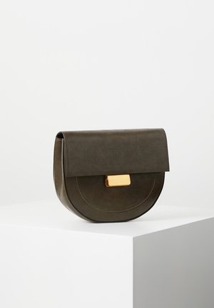 Mørke olivengrøn læderhåndtaske i halvmåneform med klap og rektangulært guldlås, vist på en hvid piedestal.