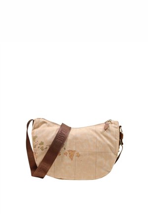Beige crossbodytas met een wereldkaartprint en een brede bruine verstelbare schouderriem met reliëftekst.