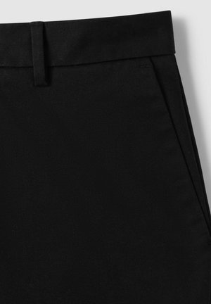 Pantaloni negri cu o textură netedă, având față plată, bucle pentru curea și buzunare unghiulare. Construiți dintr-un material durabil, proiectați pentru confort.