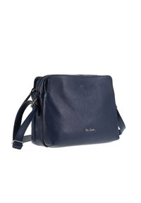 Borsa a tracolla in pelle blu navy con texture a grana, dotata di chiusura con zip e tracolla regolabile. Logo impresso sulla parte anteriore.